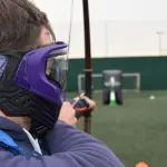 Hráč s maskou pripravený na výstrel