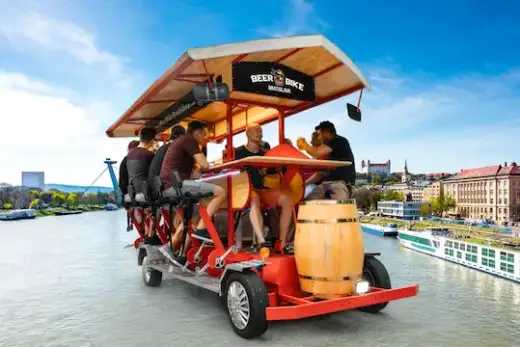 Eine Gruppe auf dem Beer Bike im Zentrum von Bratislava
