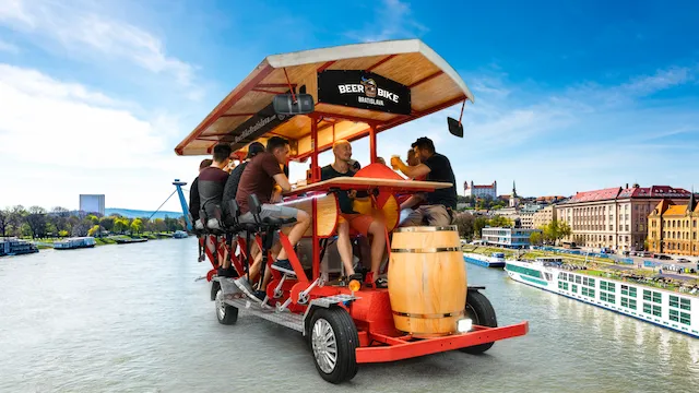 Eine Gruppe auf dem Beer Bike im Zentrum von Bratislava