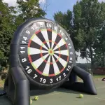 Nafukovací terč a futbalové lopty počas footdarts