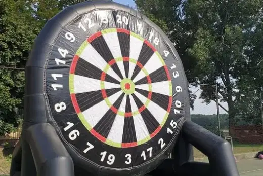 Aufblasbare Zielscheibe und Fußbälle beim Footdarts
