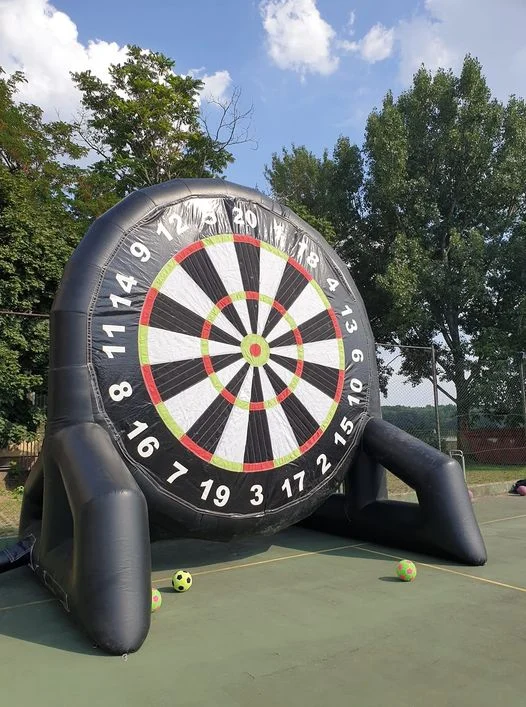 Nafukovací terč a futbalové lopty počas footdarts