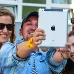 Ein Team macht ein Selfie mit dem Tablet