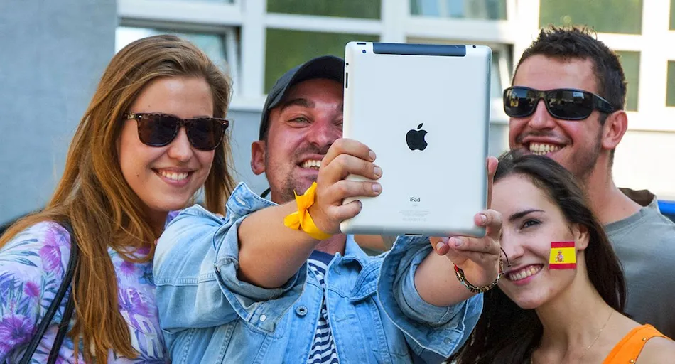 Ein Team macht ein Selfie mit dem Tablet