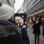 Ein Team mit Tablet bei der Schnitzeljagd in der Altstadt