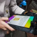 Eine Aufgabenkarte in den Händen eines Teilnehmers