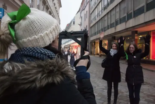 Ein Team mit Tablet bei der Schnitzeljagd in der Altstadt
